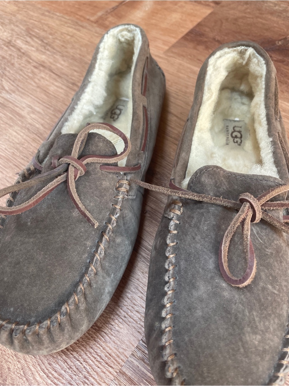UGG Dakota Moccasins Slippers Brown Shearling Womens Size 9 - Picture 3 of 12